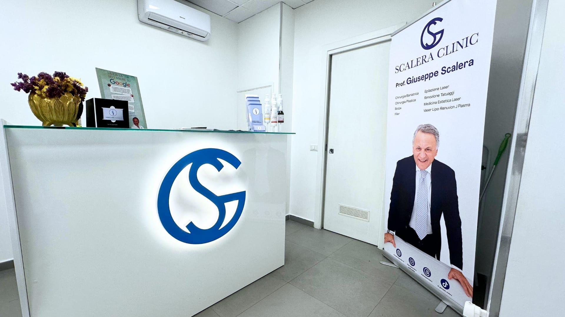 Reception clinica con banner pubblicitario